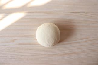 面粉加温水揉成软硬适中的面团