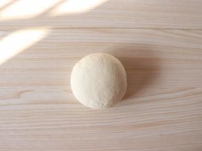 面粉加温水揉成软硬适中的面团