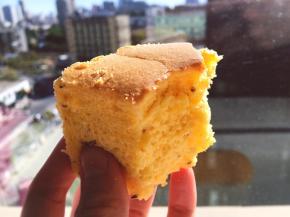 啊呜～咬一口，超级棒，柔软绵密的蛋糕中带着淡淡的咸香芝士和突然冲击味觉的黑胡椒碎