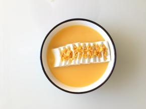 豆腐上撒上碾碎的熟咸鸭蛋黄碎