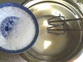 打发到蛋清泡沫细腻，再加入1/3的细砂糖，继续中高速打发