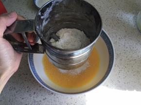 低筋面粉过筛到蛋液中