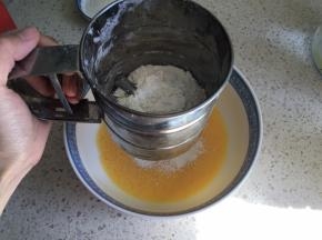 低筋面粉过筛到蛋液中