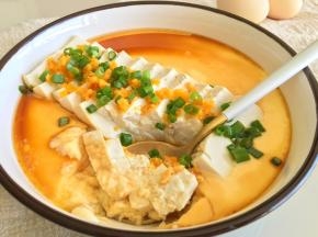 一勺子舀下去，舀到豆腐、嫩蛋、咸蛋黄、香葱，一口吃下，超级满足，简单朴实的美味