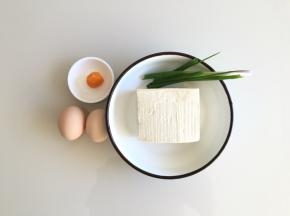 准备好食材，豆腐一块大概300g，香葱洗干净
