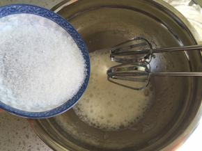 开启电动打蛋器，低速搅打到蛋清呈粗泡，加入1/3的细砂糖，继续中速打发