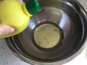 蛋清内滴入4滴柠檬汁