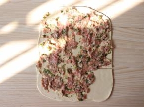 放入拌好的肉泥，右下角的面皮不要放