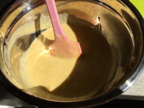 最后把翻拌均匀的蛋糕糊全部倒入剩下的蛋白霜中，翻拌均匀