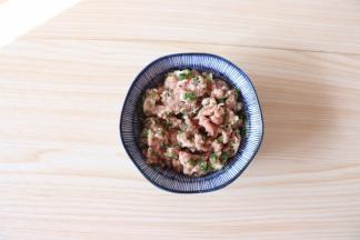 葱剁碎放入肉泥中、加1g盐、半汤匙蚝油、少许黑胡椒搅拌均匀