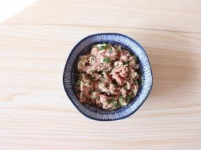 葱剁碎放入肉泥中、加1g盐、半汤匙蚝油、少许黑胡椒搅拌均匀