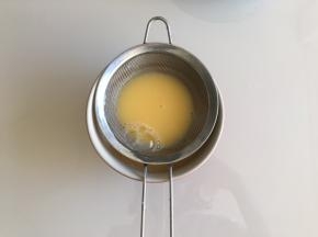 鸡蛋打散，加适量盐，加入清水搅拌均匀，用网筛过滤两遍