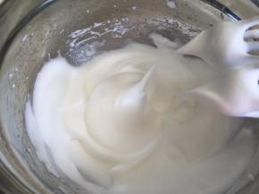 打发到提起打蛋头，有直立的小角，停止打发