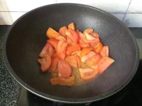 入油锅翻炒出汁