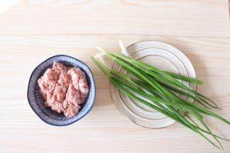 食材准备：猪肉（七分瘦三分肥）剁成泥状、香葱5根