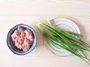食材准备：猪肉（七分瘦三分肥）剁成泥状、香葱5根