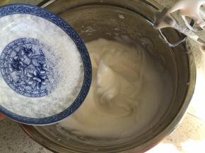 打发到蛋清有明显纹路，倒入剩下的细砂糖，继续打发