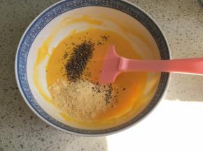 搅拌均匀至无干面粉颗粒，倒入芝士粉核黑胡椒碎