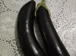 茄子两个清洗干净不用去皮