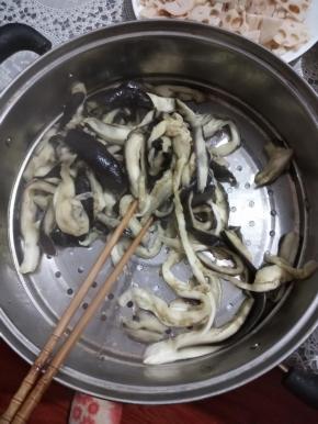 蒸熟后手撕成条