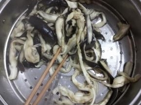 蒸熟后手撕成条