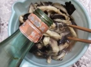 加入生抽香醋拌匀