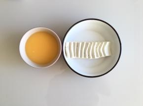 豆腐切片整齐排列放置在耐高温的碗中
