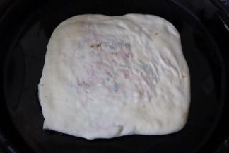 电饼铛预热完毕放适量油，放入香葱肉饼，烙至香葱肉饼两面金黄即可