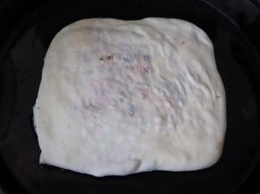 电饼铛预热完毕放适量油，放入香葱肉饼，烙至香葱肉饼两面金黄即可