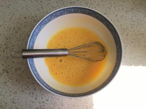 蛋黄和蛋清分离，蛋黄内倒入清水和玉米油，用蛋抽搅打均匀