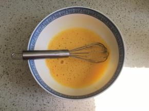 蛋黄和蛋清分离，蛋黄内倒入清水和玉米油，用蛋抽搅打均匀