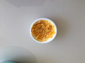 生咸鸭蛋黄用微波炉叮30秒，碾碎