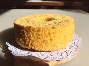 烤好的蛋糕出炉倒扣在桌上放凉后，利用脱模刀脱模