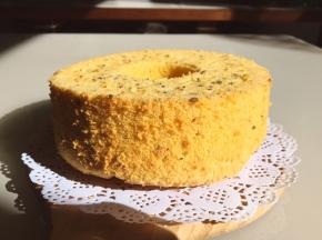 烤好的蛋糕出炉倒扣在桌上放凉后，利用脱模刀脱模