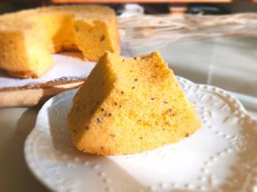 金灿灿的蛋糕被金灿灿的阳光照耀着，心情也美美的