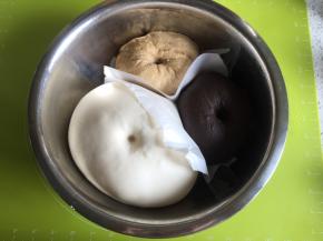 发酵好的面团体积是原来的3-2.5倍，用手指沾一点面粉戳一下，面团不回缩即可