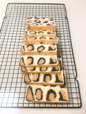 出炉～趁热就可以直接脱模倒出吐司，侧着放在晾凉网架上，完全放凉以后再切片食用