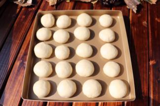 全部做好摆烤盘盖上保鲜膜二次发酵（如果是普通烤盘需要放油纸哦）