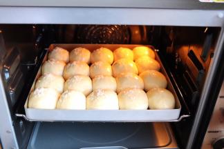 烤箱提前165度上下火预热完毕，放入食材18-20分钟表面微黄即可