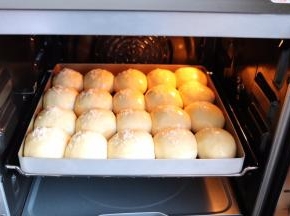 烤箱提前165度上下火预热完毕，放入食材18-20分钟表面微黄即可