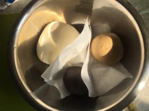 三种面团中间用油纸隔一下，放入到大容器内，进行第一次发酵（盖上湿布，可以利用烤箱发酵，烤箱内放一杯水保持湿度），发酵1小时