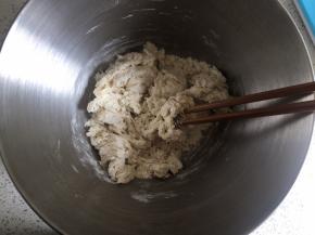 一边倒入牛奶一边用筷子搅拌，搅拌成棉絮状