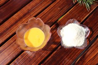 准备一个蛋黄打散和椰蓉