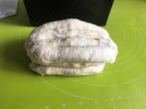 所有面团均按以上步骤裹好，总的有12个长条，每4个在一层，堆成长方体状，两端捏紧