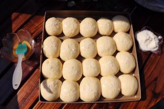 先抹上蛋液后撒椰蓉在表面