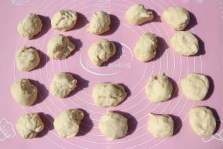 分成均等的20份盖上保鲜膜松弛5-8分钟