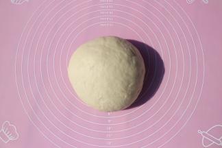 排尽空气揉成光滑的面团