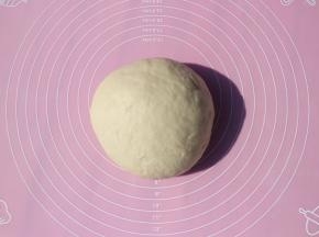 排尽空气揉成光滑的面团