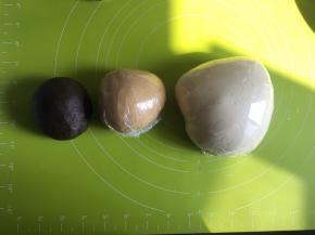 可可面团也是同样的制作方法，加入可可粉于竹炭粉，揉面，三种面团全部做好，当然也可以全部材料制作成牛奶面团，再加入不同量的可可粉，制作成颜色深浅不一的面团