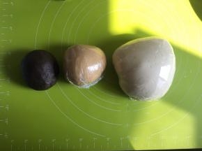 可可面团也是同样的制作方法，加入可可粉于竹炭粉，揉面，三种面团全部做好，当然也可以全部材料制作成牛奶面团，再加入不同量的可可粉，制作成颜色深浅不一的面团